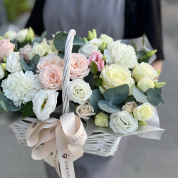 Корзина с кустовыми розами, нежной эустомой, диантусами и эвкалиптом - РИМСКАЯ РОЗА фото №5