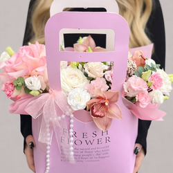 Композиция в сумочке с эустомой, ранункулюсом, орхидеями и французской розой - РИМСКАЯ РОЗА фото №2