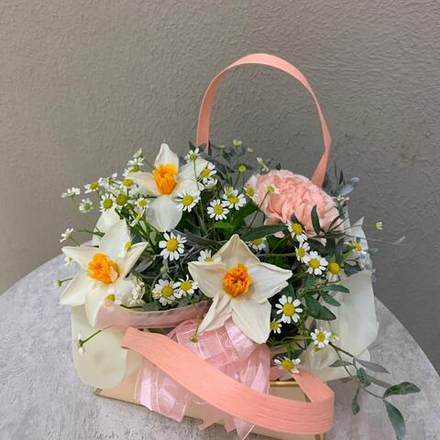 Цветы в сумочке с нарциссами и ромашкой