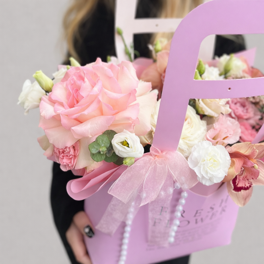 Композиция в сумочке с эустомой, ранункулюсом, орхидеями и французской розой - РИМСКАЯ РОЗА фото №4