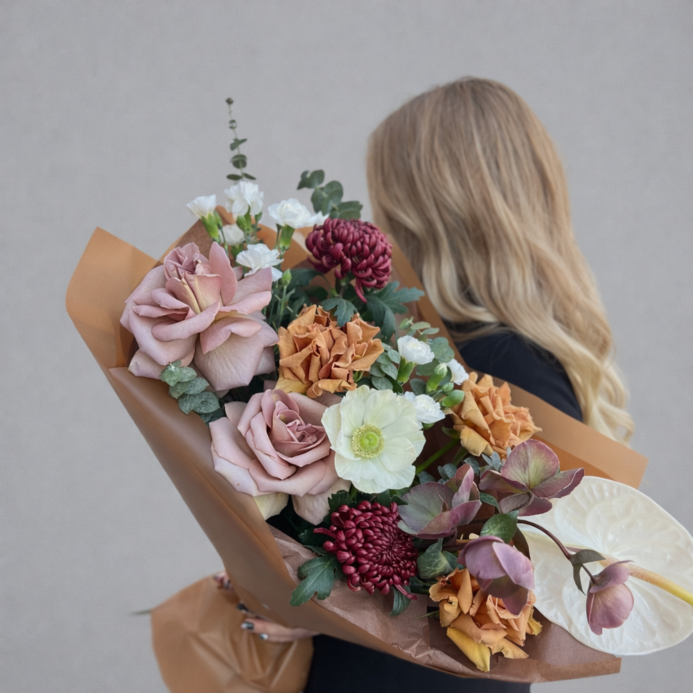 Букет из французских роз, антуриума, анемона и хризантем бигуди в шоколадной упаковке - РИМСКАЯ РОЗА фото №3