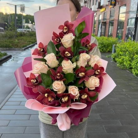 Букет из роз и шоколадных орхидей