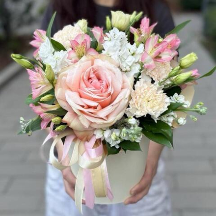 Композиция из французской розы, маттиолы и альстромерии в коробке