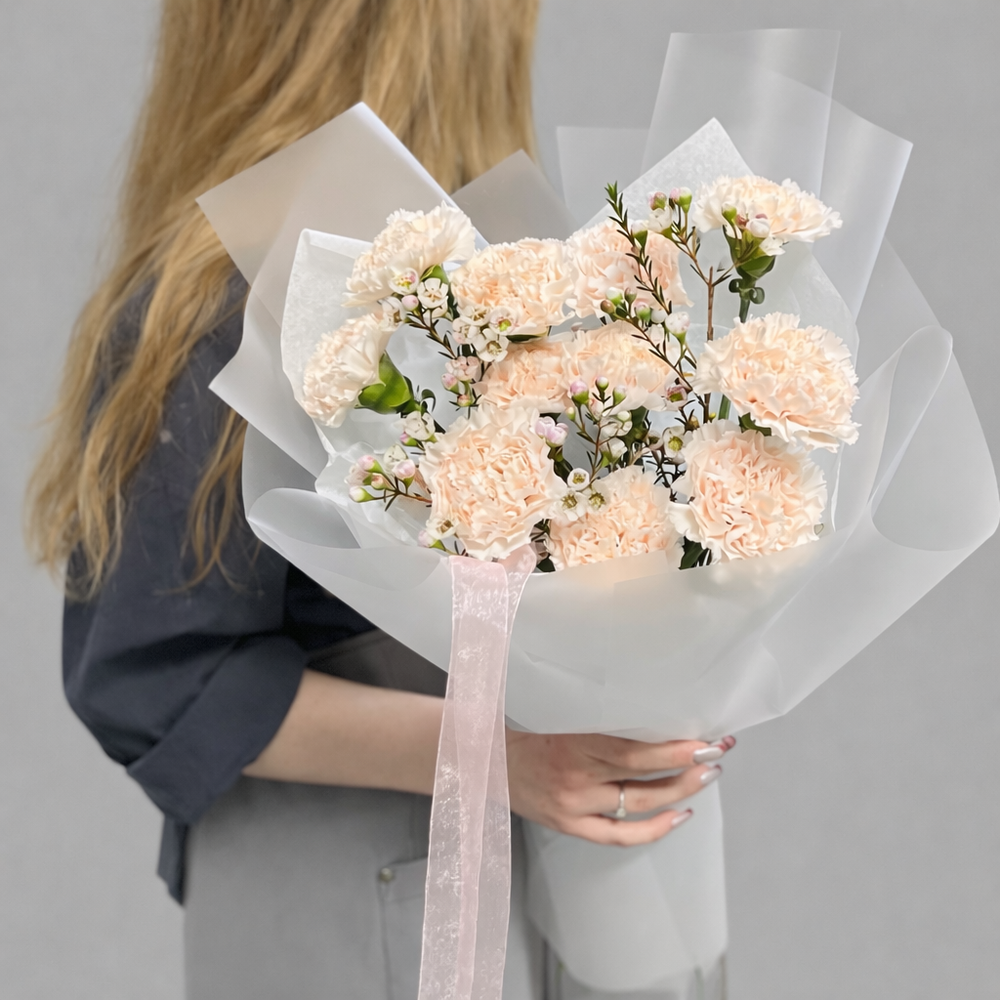 Букет из кремовых гвоздик и веточек хамелациума - РИМСКАЯ РОЗА фото №2