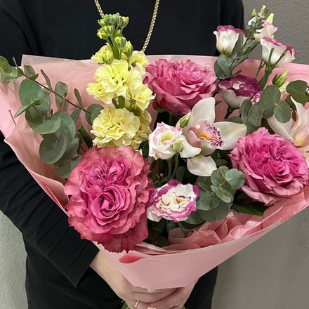 Букет с орхидеями, розами и эвкалиптом