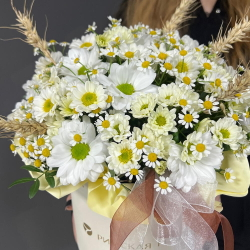 Композиция в коробке с ромашками, хризантемой и колосьями - РИМСКАЯ РОЗА фото №4