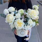 Кремовые розы в коробке с эустомой, альстромерией и диантусами