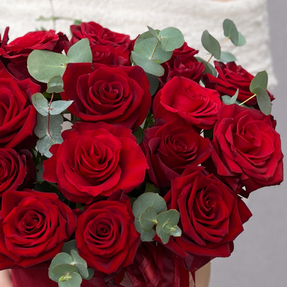 Композиция из алых роз с эвкалиптом в красной коробке - РИМСКАЯ РОЗА фото №5