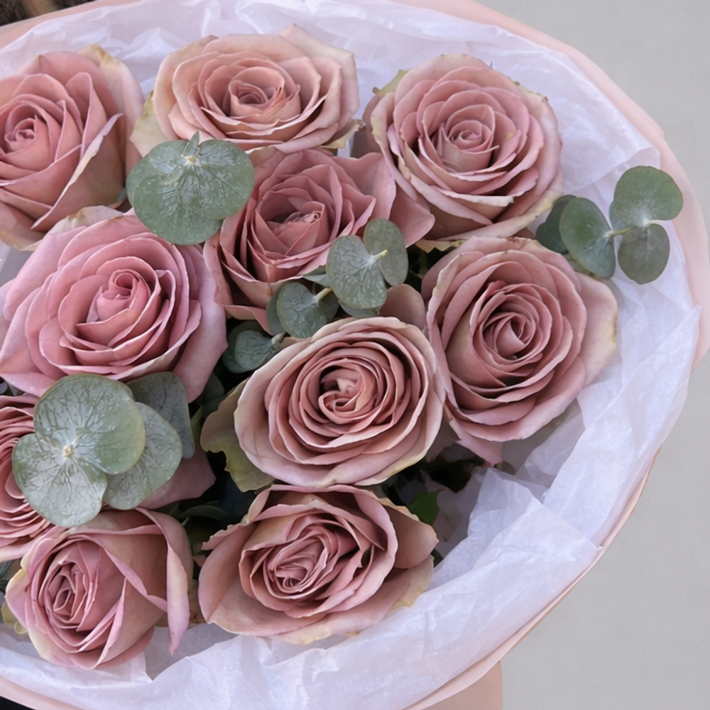 Букет из эквадорских роз Amnesia с эвкалиптом в дизайнерской упаковке - РИМСКАЯ РОЗА фото №3