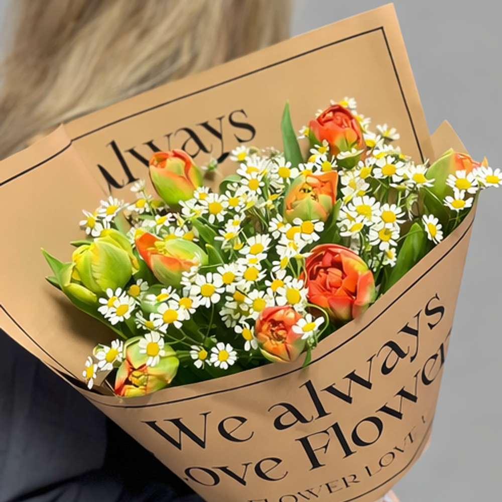 Букет из пионовидных тюльпанов и кустовых ромашек в дизайнерской упаковке - РИМСКАЯ РОЗА фото №3