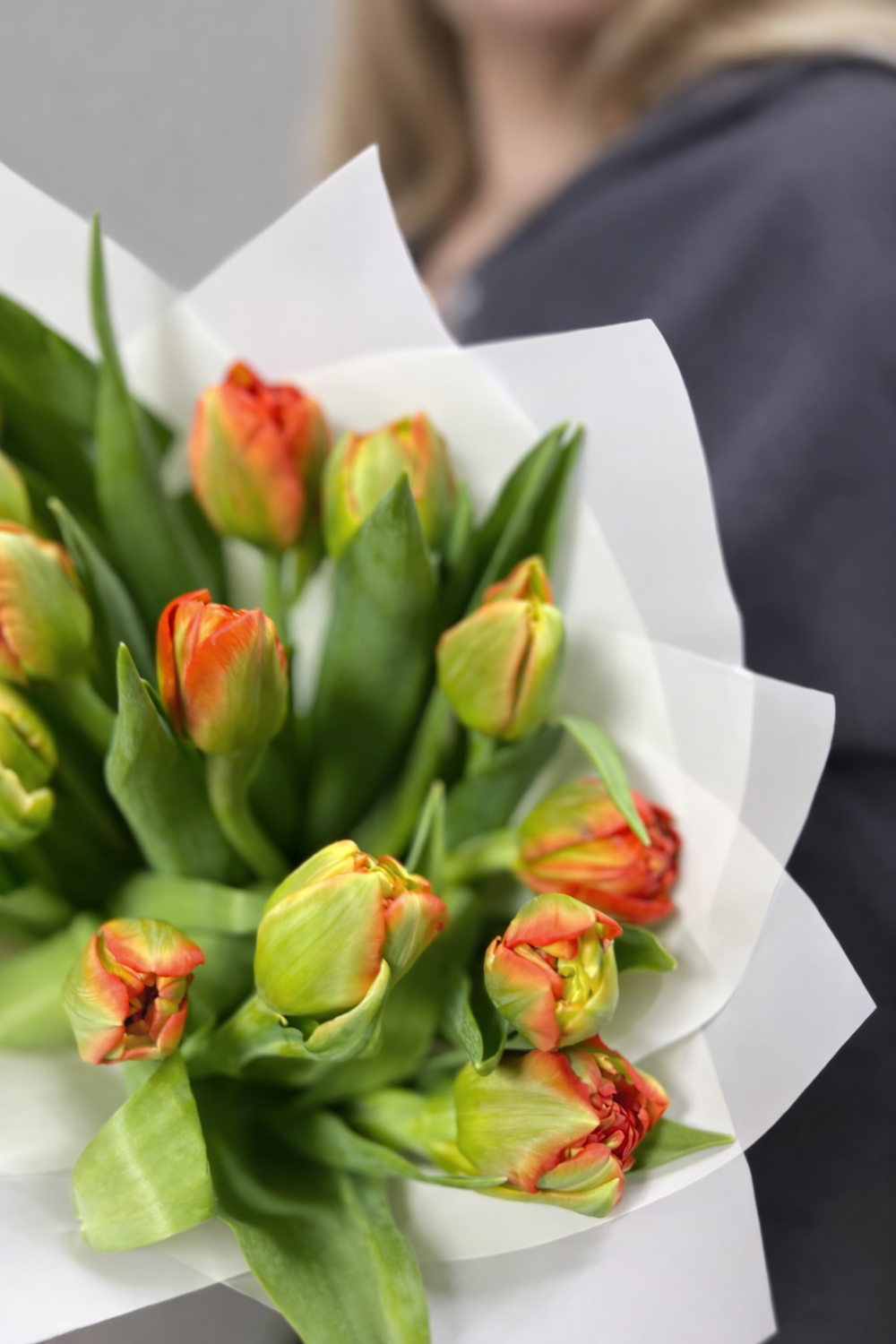 Монобукет из оранжевых пионовидных тюльпанов 15 штук - РИМСКАЯ РОЗА фото №4