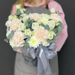 Композиция из белой эустомы с кремовыми гвоздиками и хризантемами в коробке - РИМСКАЯ РОЗА фото №5