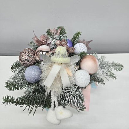 Цветы в коробке, с нобилисом и ёлочными игрушками