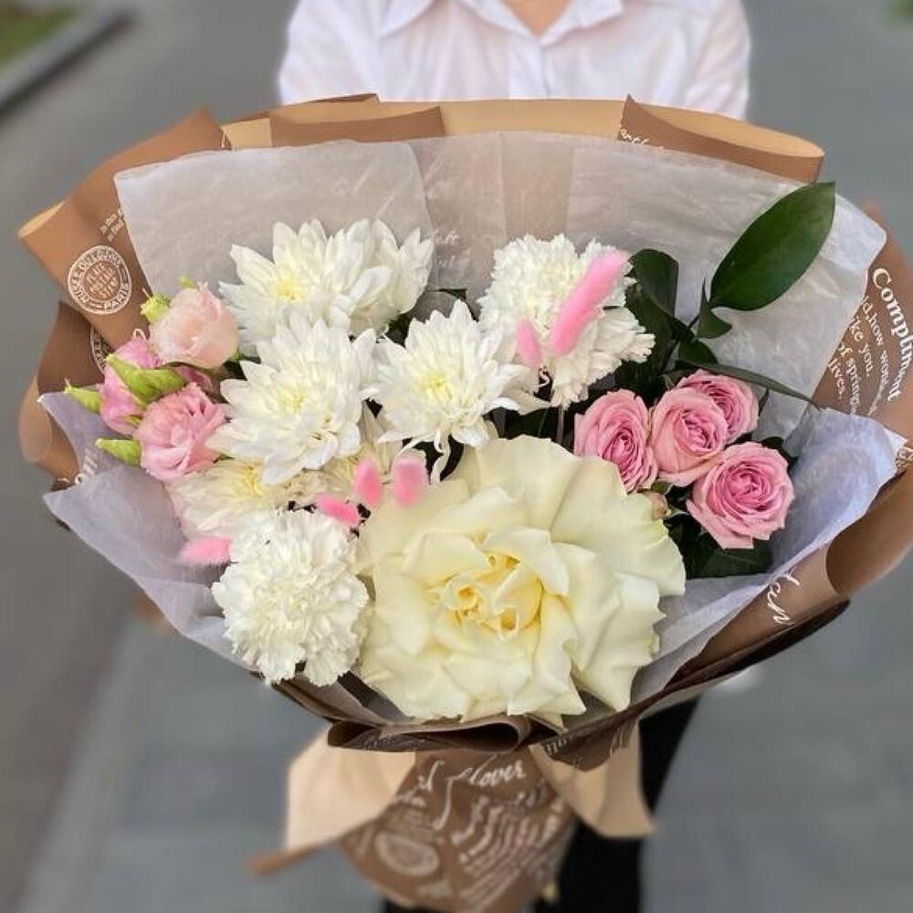 Букет из французской розы, эустомы, хризантемы и диантусов - РИМСКАЯ РОЗА фото №2