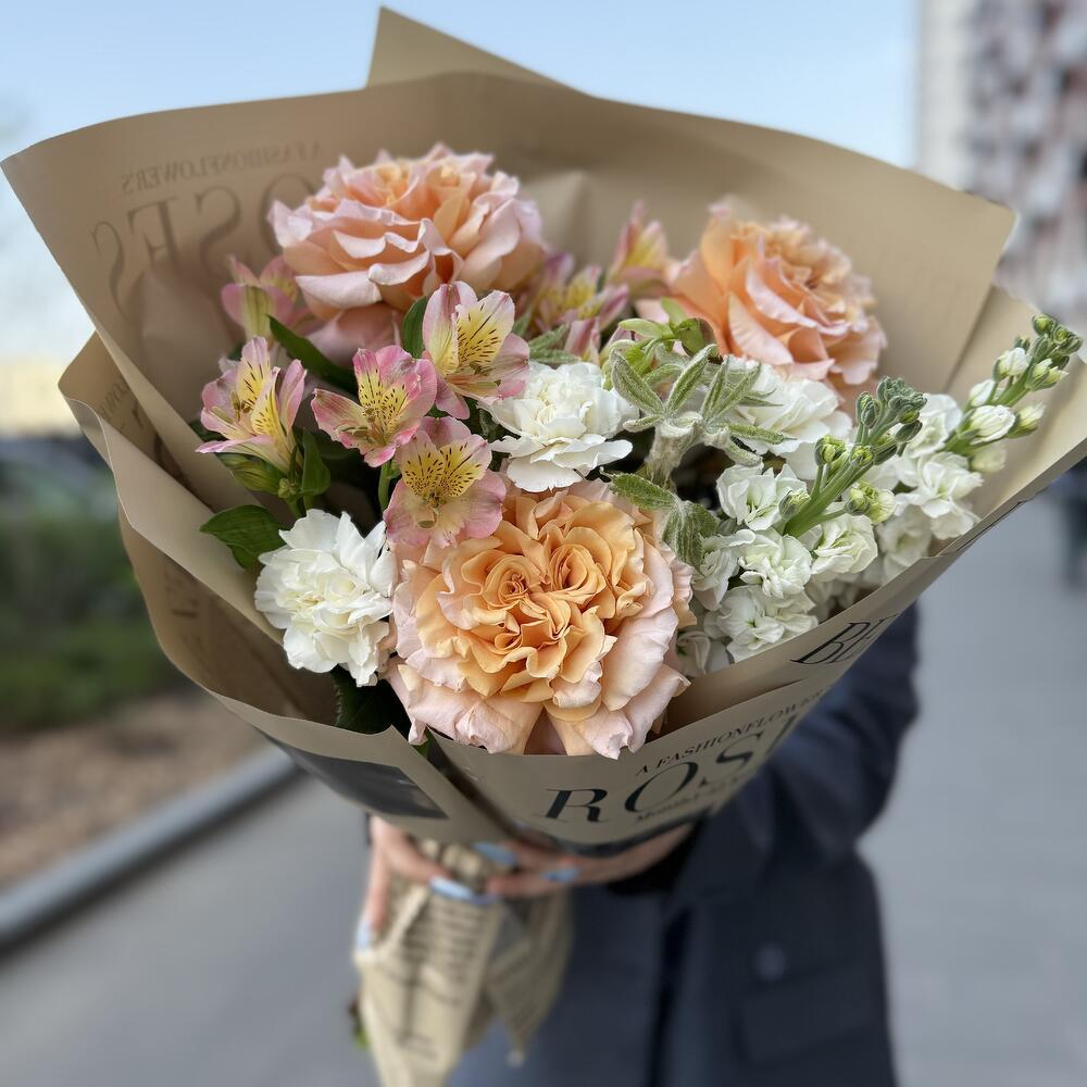 Букет с французскими розами, ароматной маттиолой и диантусами в кремовых тонах - РИМСКАЯ РОЗА фото №3