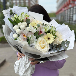 Букет из орхидей, кремовых роз, хризантем и альстромерий - РИМСКАЯ РОЗА фото №3