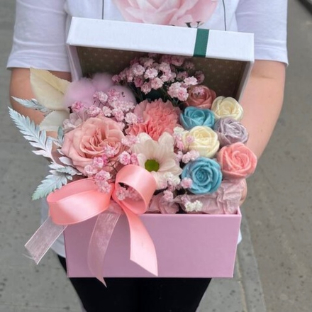 Цветы и шоколадные розы в коробке