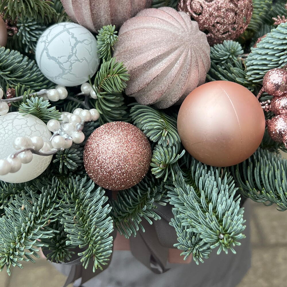 Композиция из лапника с новогодним декором - РИМСКАЯ РОЗА фото №4