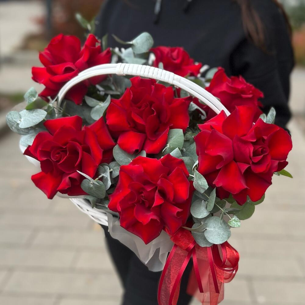 Композиция из красных французских роз с эвкалиптом в корзине - РИМСКАЯ РОЗА фото №2