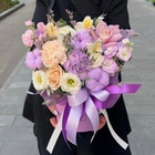 Розы в коробке с эустомой, маттиолой, орхидеей и диантусами