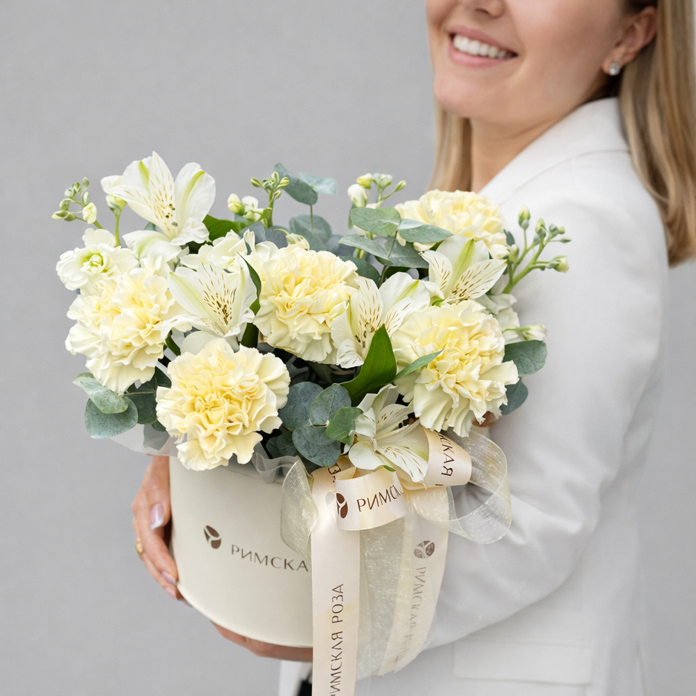 Композиция из гвоздик, маттиолы и альстромерий с веточками эвкалипта в коробке - РИМСКАЯ РОЗА фото №3