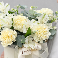 Композиция из гвоздик, маттиолы и альстромерий с веточками эвкалипта в коробке - РИМСКАЯ РОЗА фото №5