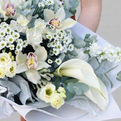 Букет с белыми каллами, орхидеями, эустомой и эвкалиптом - РИМСКАЯ РОЗА фото №4