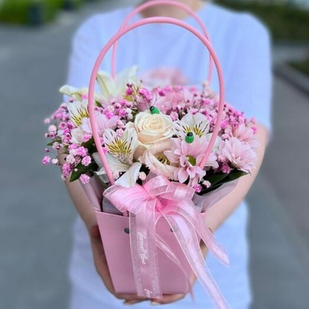 Лилия, гипсофила, роза и хризантемы в сумочке