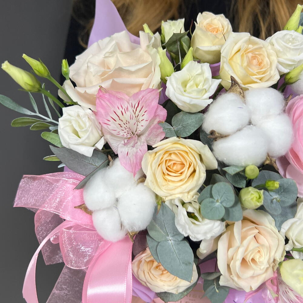 Цветы в коробке с кустовыми розами и ранункулюсом - РИМСКАЯ РОЗА фото №6