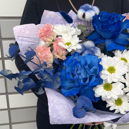 Букет с синими розами, эустомой и хризантемами