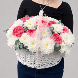 Композиция в белой корзине с кустовыми розами и хризантемами - РИМСКАЯ РОЗА фото №2