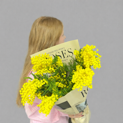 Монобукет из мимозы в дизайнерской упаковке