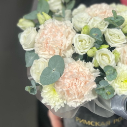 Композиция из белой эустомы с кремовыми гвоздиками и хризантемами в коробке - РИМСКАЯ РОЗА фото №4