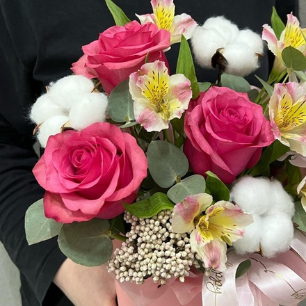 Композиция из роз и пионов