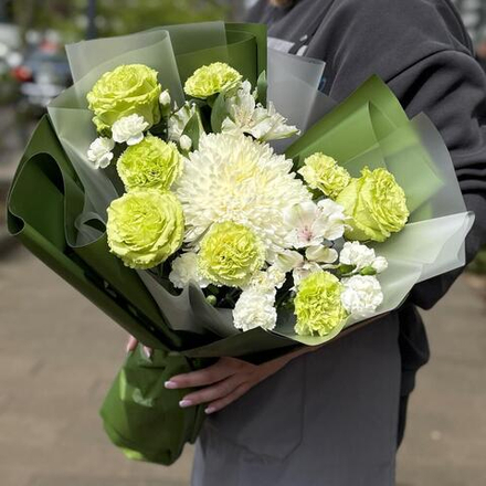 Букет из зеленых роз Limonad (Лимонад) с хризантемой и диантусами
