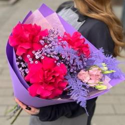 Букет из розовых роз с гипсофилой и в лавандовых оттенках - РИМСКАЯ РОЗА фото №1