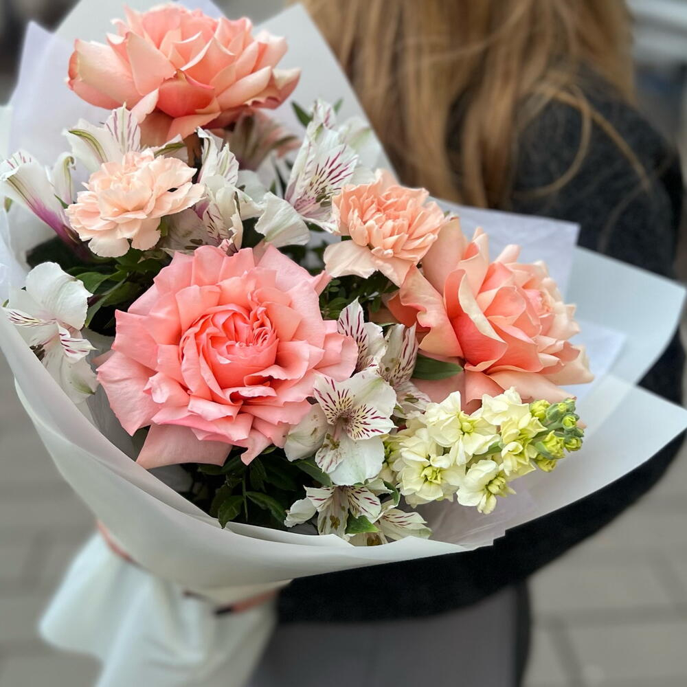 Персиковые розы с ароматной маттиолой и альстромерией в молочной упаковке - РИМСКАЯ РОЗА фото №3