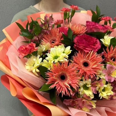 Букет из красных пионовидных роз, Гербер, диантусов и хризантемы