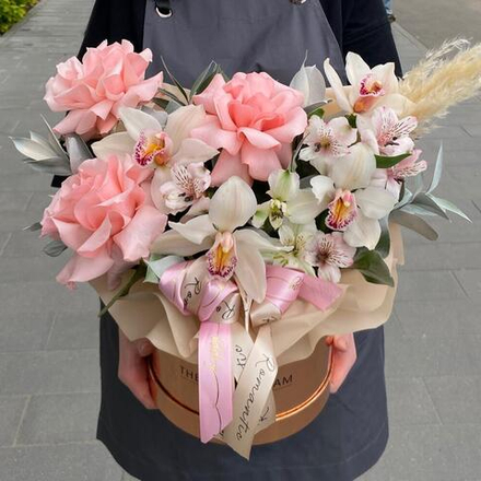 Композиция с французской розой и орхидеей в коробке