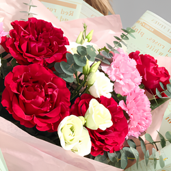 Букет из пионовидных роз, диантусов и эустомы в дизайнерской упаковке - РИМСКАЯ РОЗА фото №4