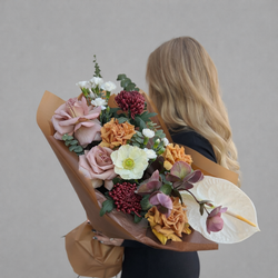 Букет из французских роз, антуриума, анемона и хризантем бигуди в шоколадной упаковке - РИМСКАЯ РОЗА фото №2