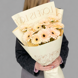 Монобукет из кремовых гербер в дизайнерской упаковке - РИМСКАЯ РОЗА фото №2