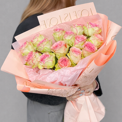 Монобукет из роз Эсперанса (Эквадор) 15 шт в дизайнерской упаковке - РИМСКАЯ РОЗА фото №2