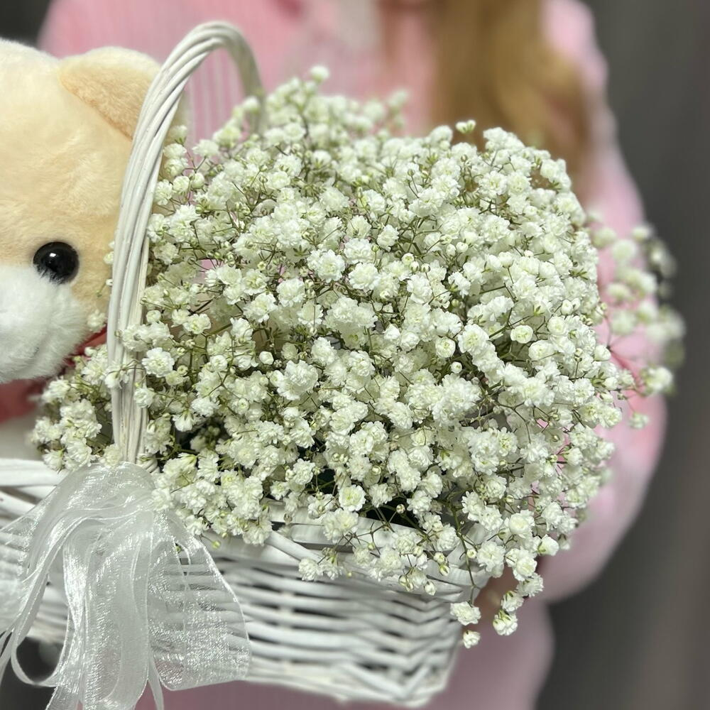 Композиция из белой гипсофилы и мягкой игрушки Мишка в корзине - РИМСКАЯ РОЗА фото №5