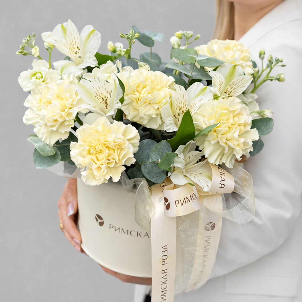 Композиция из гвоздик, маттиолы и альстромерий с веточками эвкалипта в коробке - РИМСКАЯ РОЗА фото №4