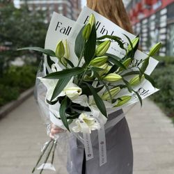 Букет из 3 лилий в дизайнерской упаковке - РИМСКАЯ РОЗА фото №1