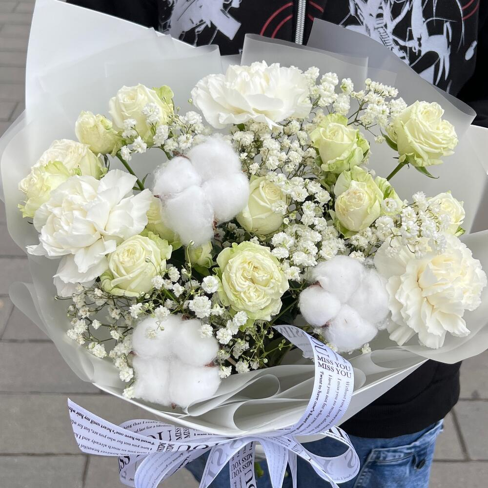 Букет из кустовых роз, гипсофилы, гвоздик и хлопка в белой упаковке фото №3
