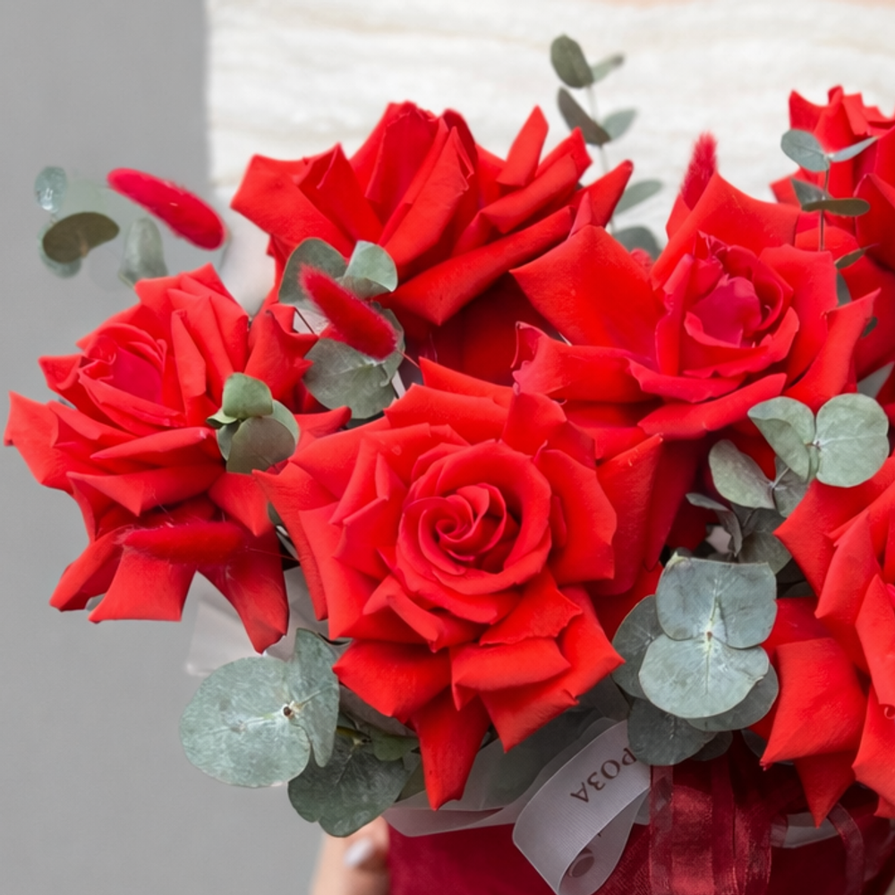 Французские красные розы в коробке с эвкалиптом - РИМСКАЯ РОЗА фото №4