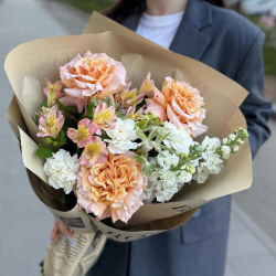 Букет с французскими розами, ароматной маттиолой и диантусами в кремовых тонах - РИМСКАЯ РОЗА фото №1