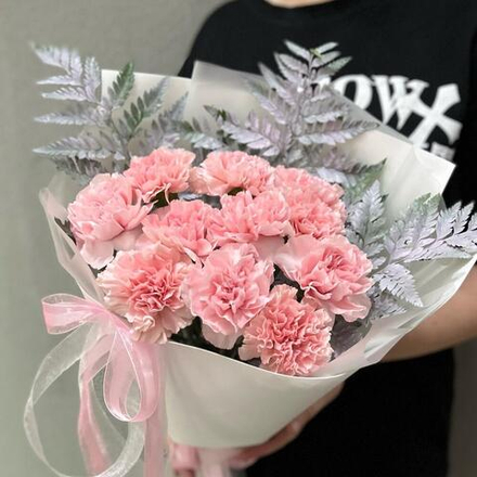 Букет из розовых гвоздик с папоротником